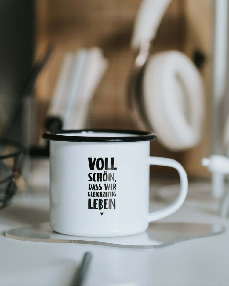 Tasse mit Spruch oder Motiv Gleichzeitig leben in schwarz weiss