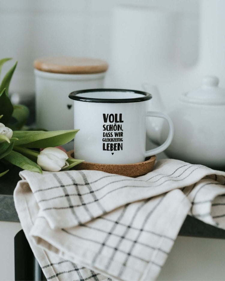 Tasse mit Spruch oder Motiv Gleichzeitig leben in schwarz weiss