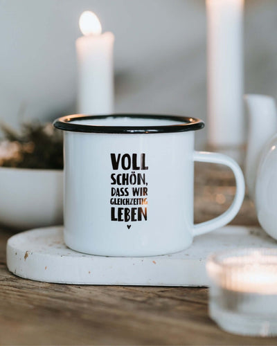 Tasse mit Spruch oder Motiv Gleichzeitig leben in schwarz weiss