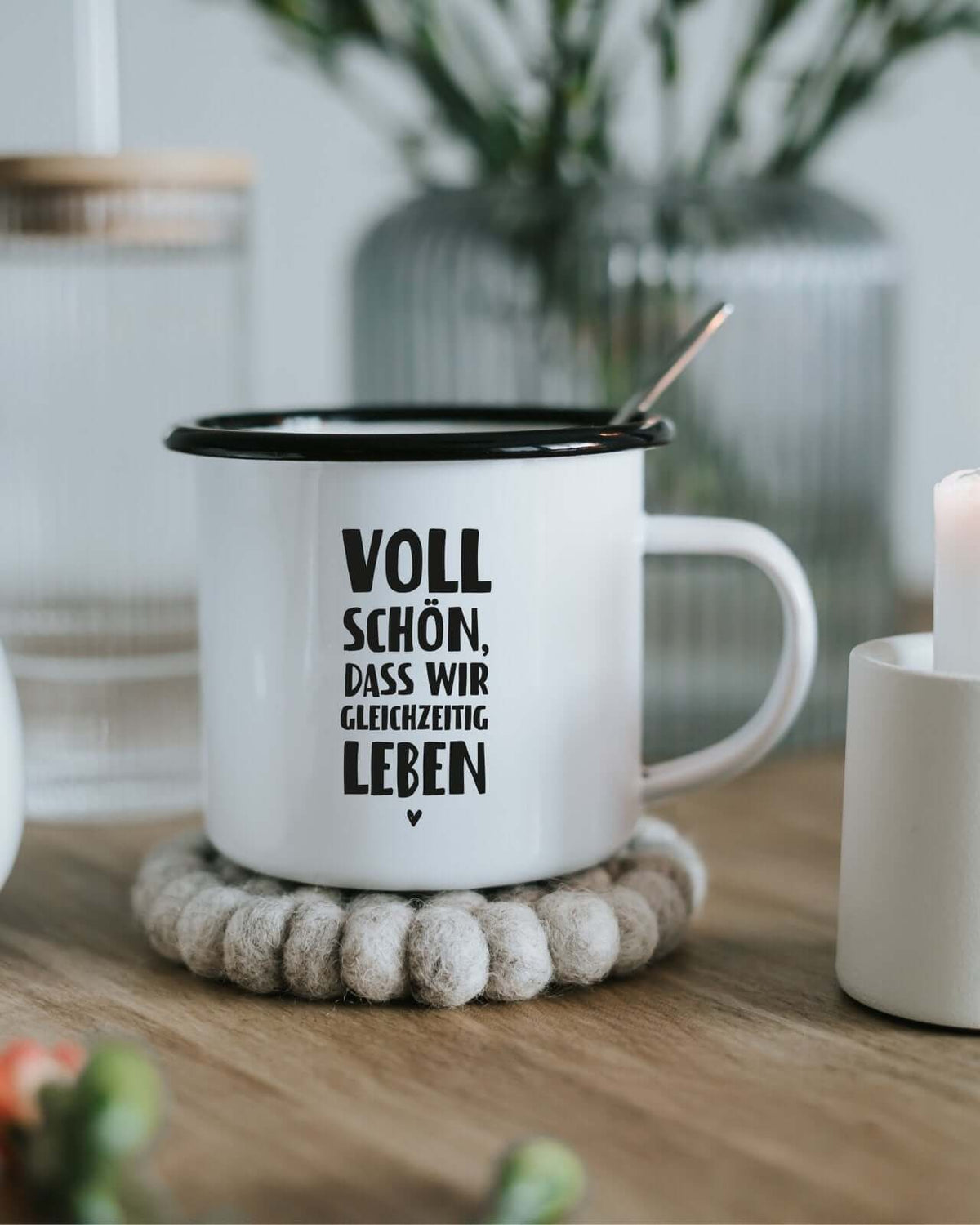 Tasse mit Spruch oder Motiv Gleichzeitig leben in schwarz weiss