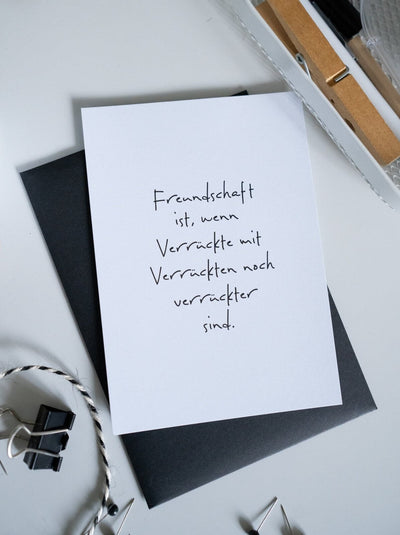 Postkarte mit Spruch und motiv Freundschaft ist in schwarz weiss