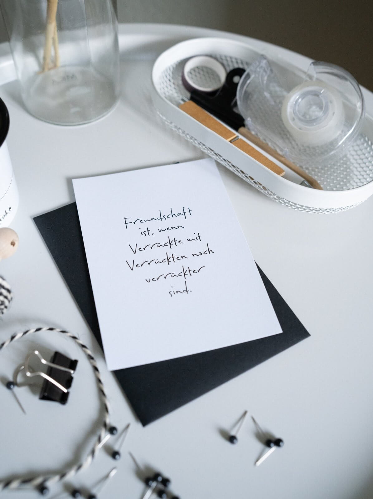 Postkarte mit Spruch und motiv Freundschaft ist in schwarz weiss