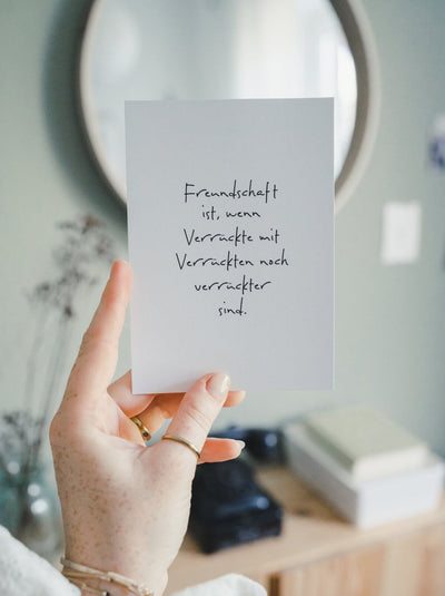 Postkarte mit Spruch und motiv Freundschaft ist in schwarz weiss