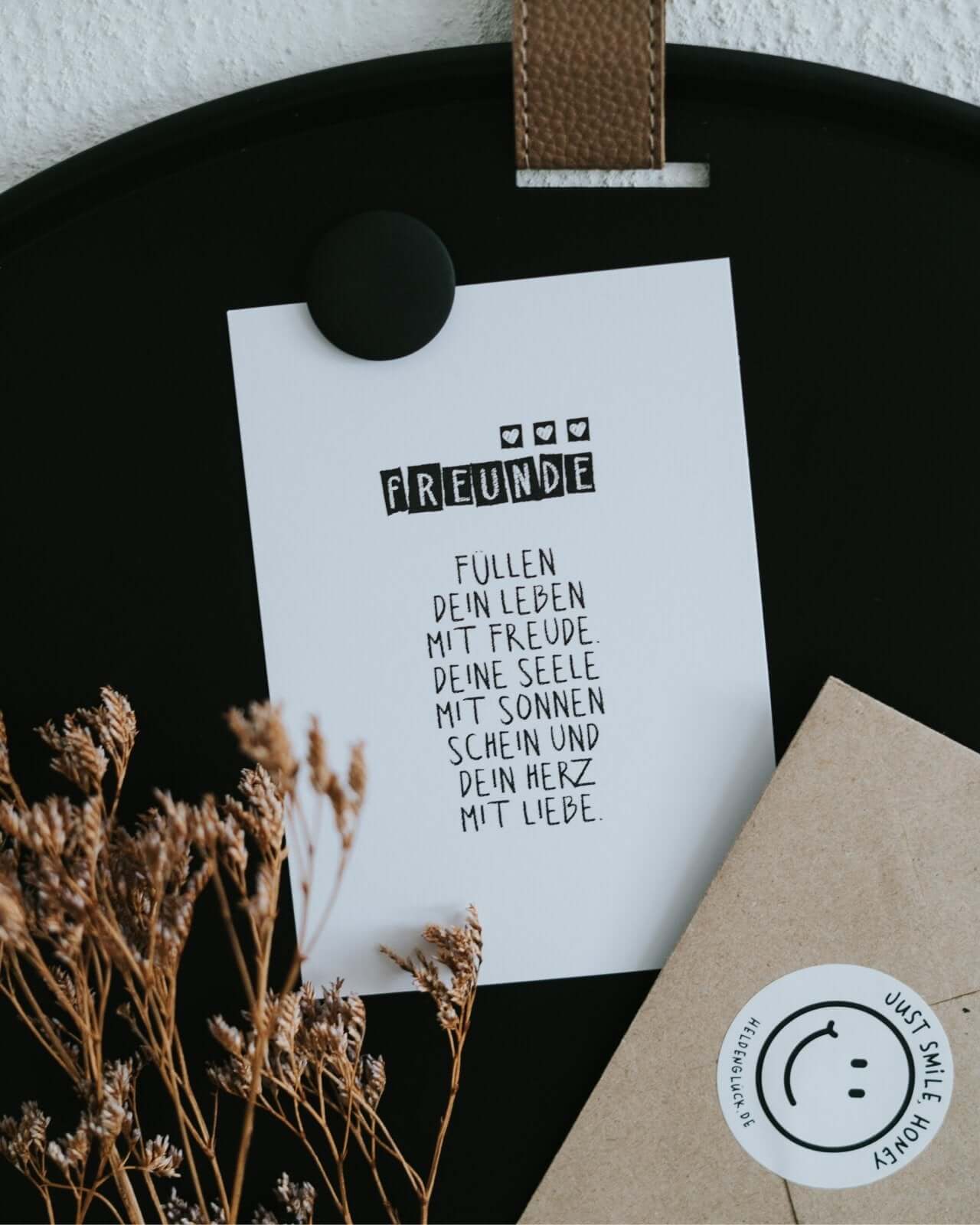 Postkarte mit Spruch und motiv Freunde in schwarz weiss