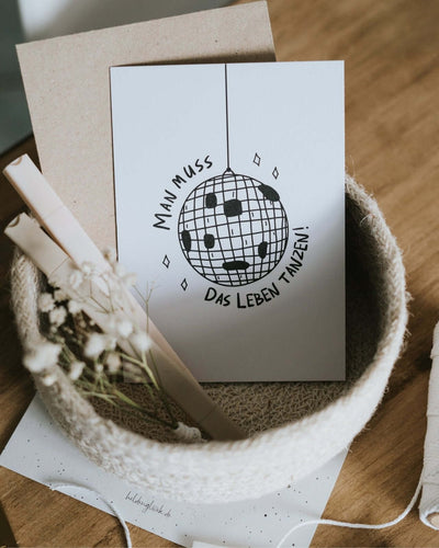 Postkarte mit Spruch und motiv Das Leben tanzen in schwarz weiss