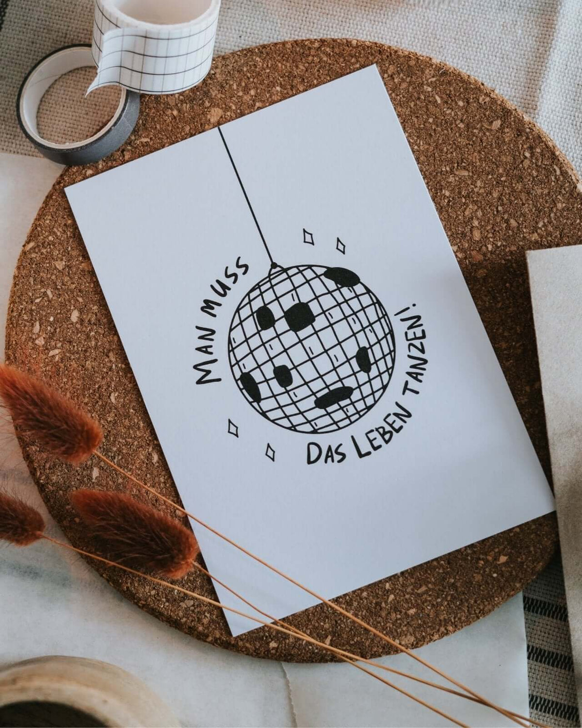 Postkarte mit Spruch und motiv Das Leben tanzen in schwarz weiss