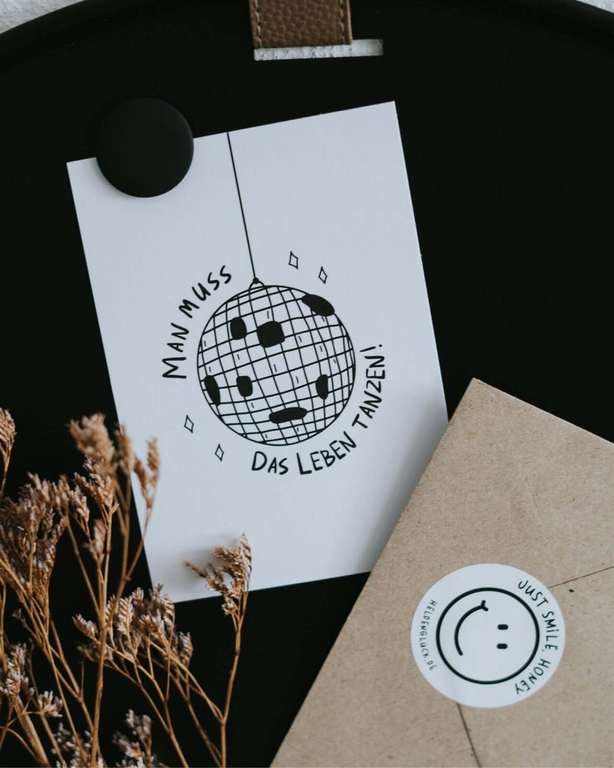 Postkarte mit Spruch und motiv Das Leben tanzen in schwarz weiss