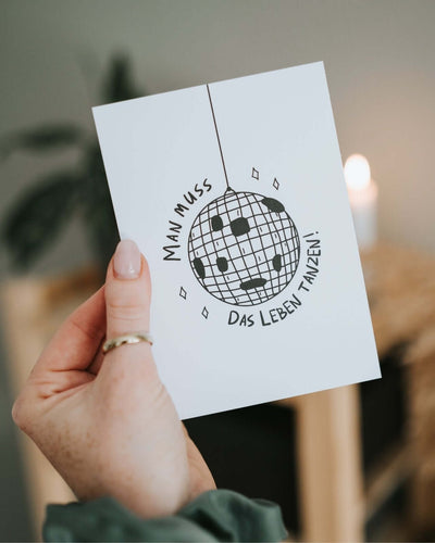 Postkarte mit Spruch und motiv Das Leben tanzen in schwarz weiss