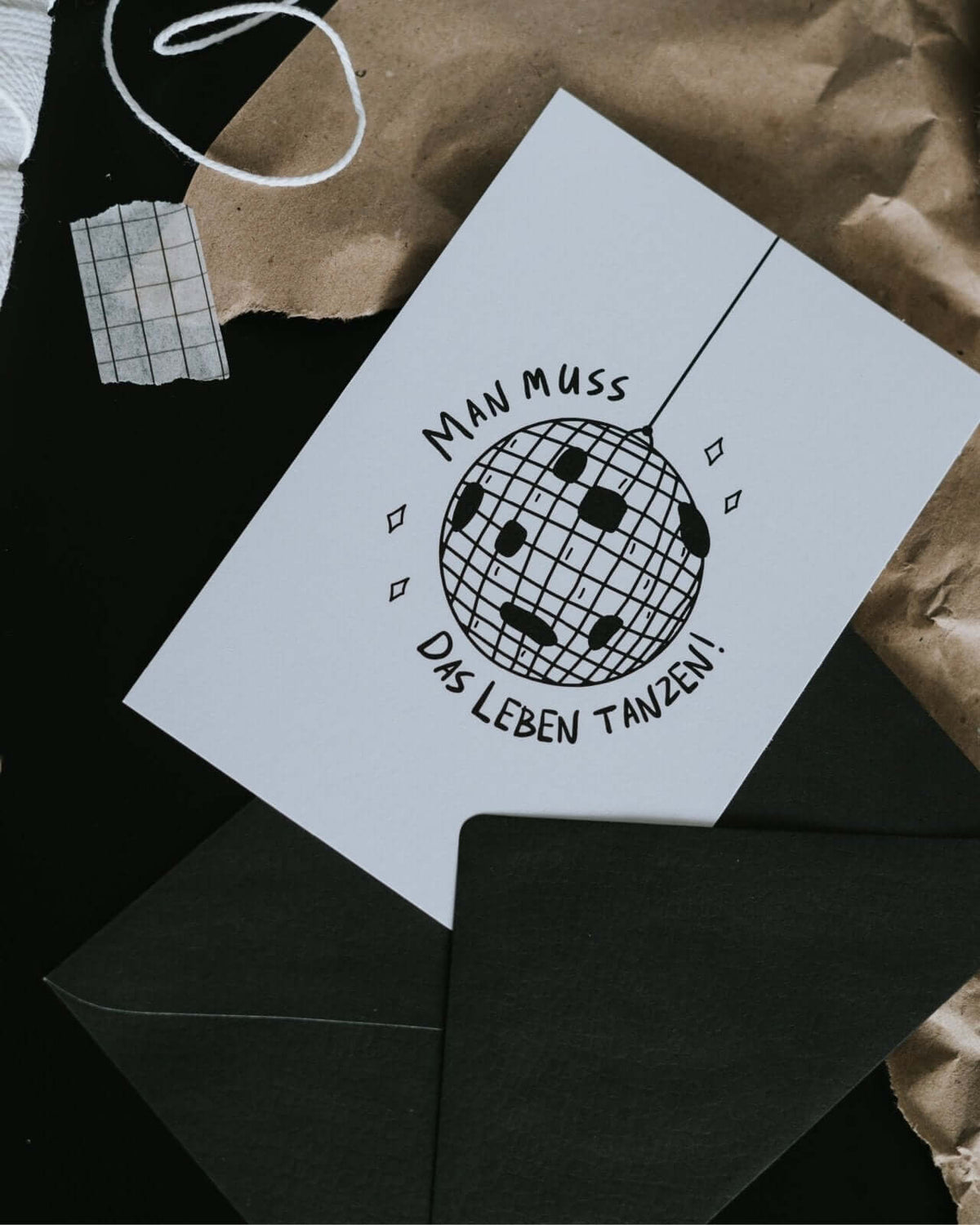 Postkarte mit Spruch und motiv Das Leben tanzen in schwarz weiss