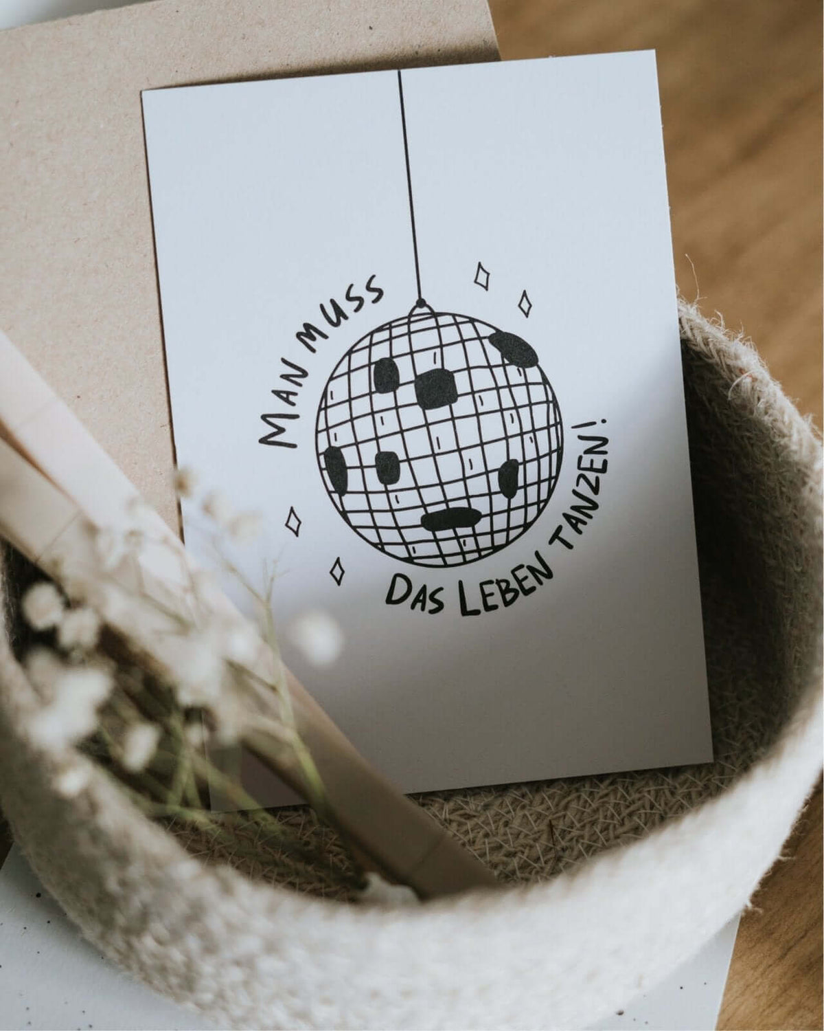 Postkarte mit Spruch und motiv Das Leben tanzen in schwarz weiss