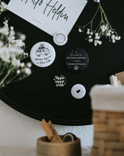 Magnete mit Spruch oder Motiv Brausepulvertage · groß in schwarz weiss