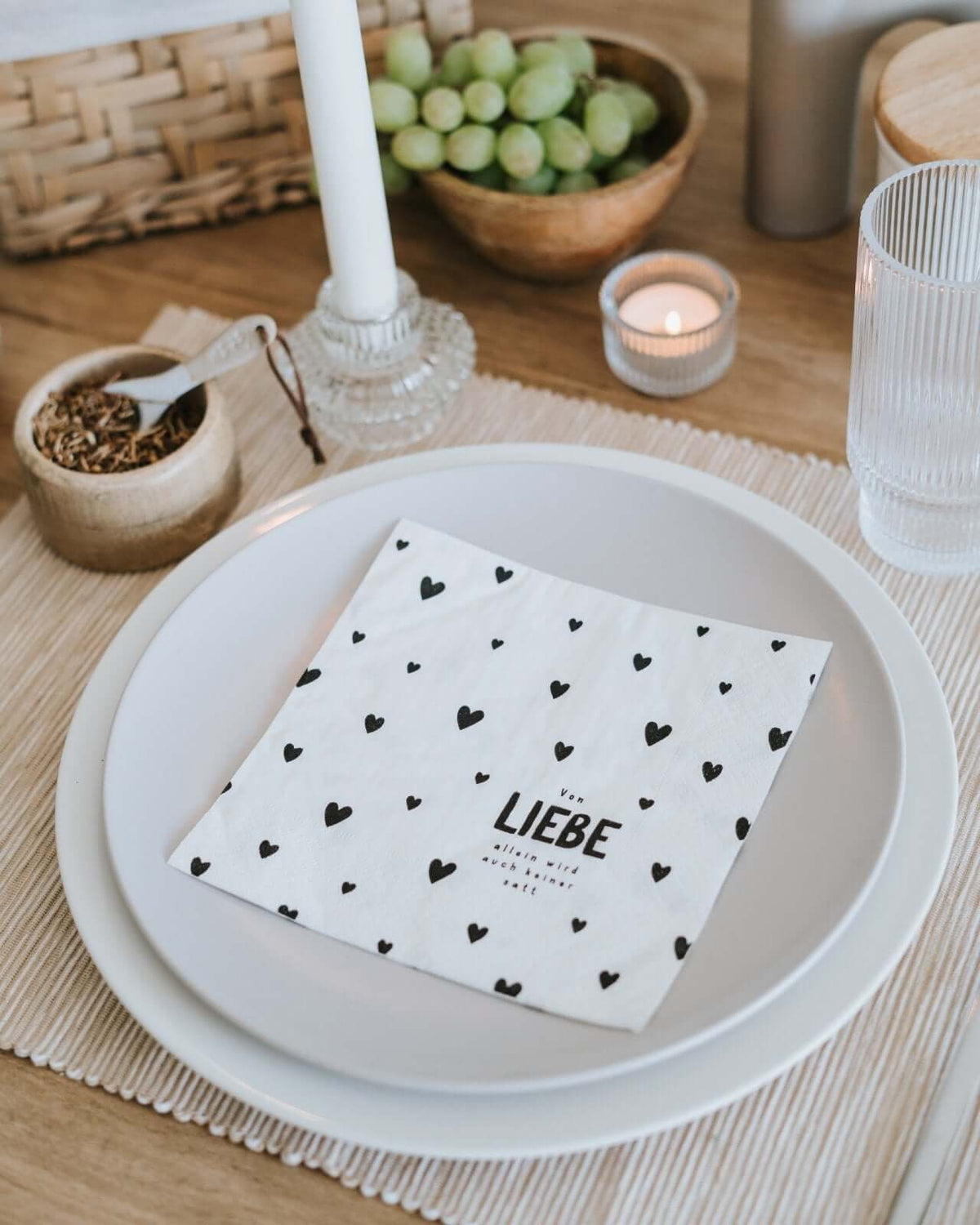 Serviette mit Spruch oder Motiv Von Liebe allein in schwarz weiss