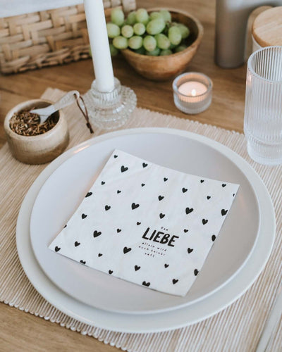 Serviette mit Spruch oder Motiv Von Liebe allein in schwarz weiss