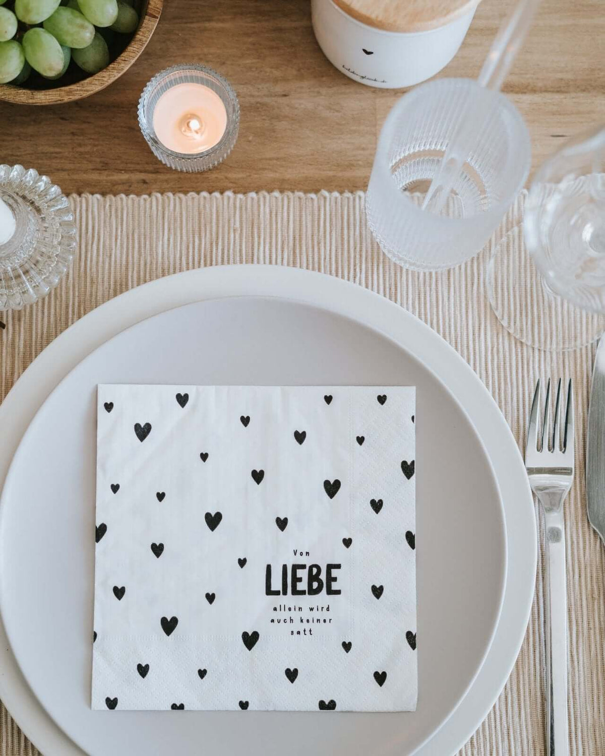 Serviette mit Spruch oder Motiv Von Liebe allein in schwarz weiss