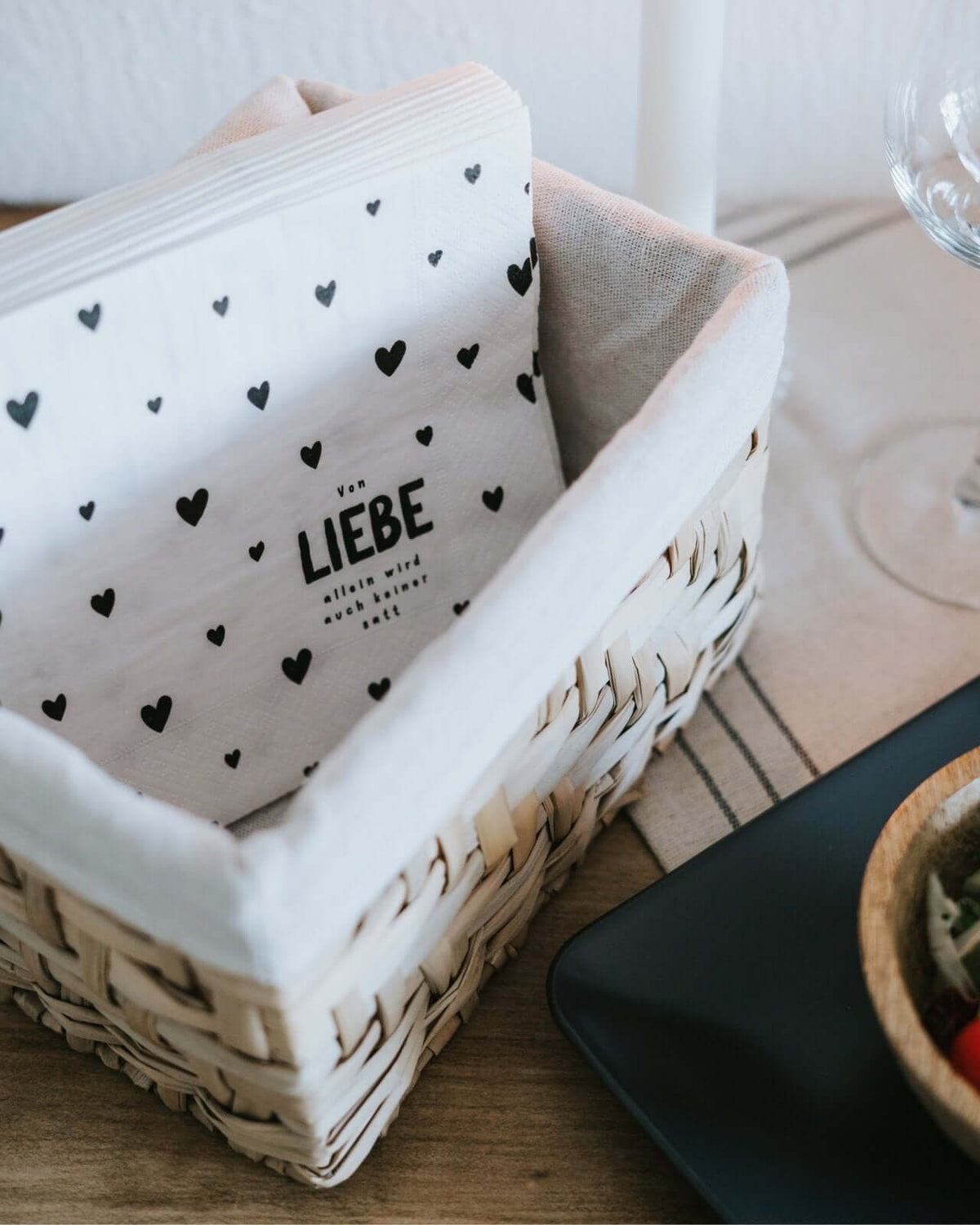 Serviette mit Spruch oder Motiv Von Liebe allein in schwarz weiss