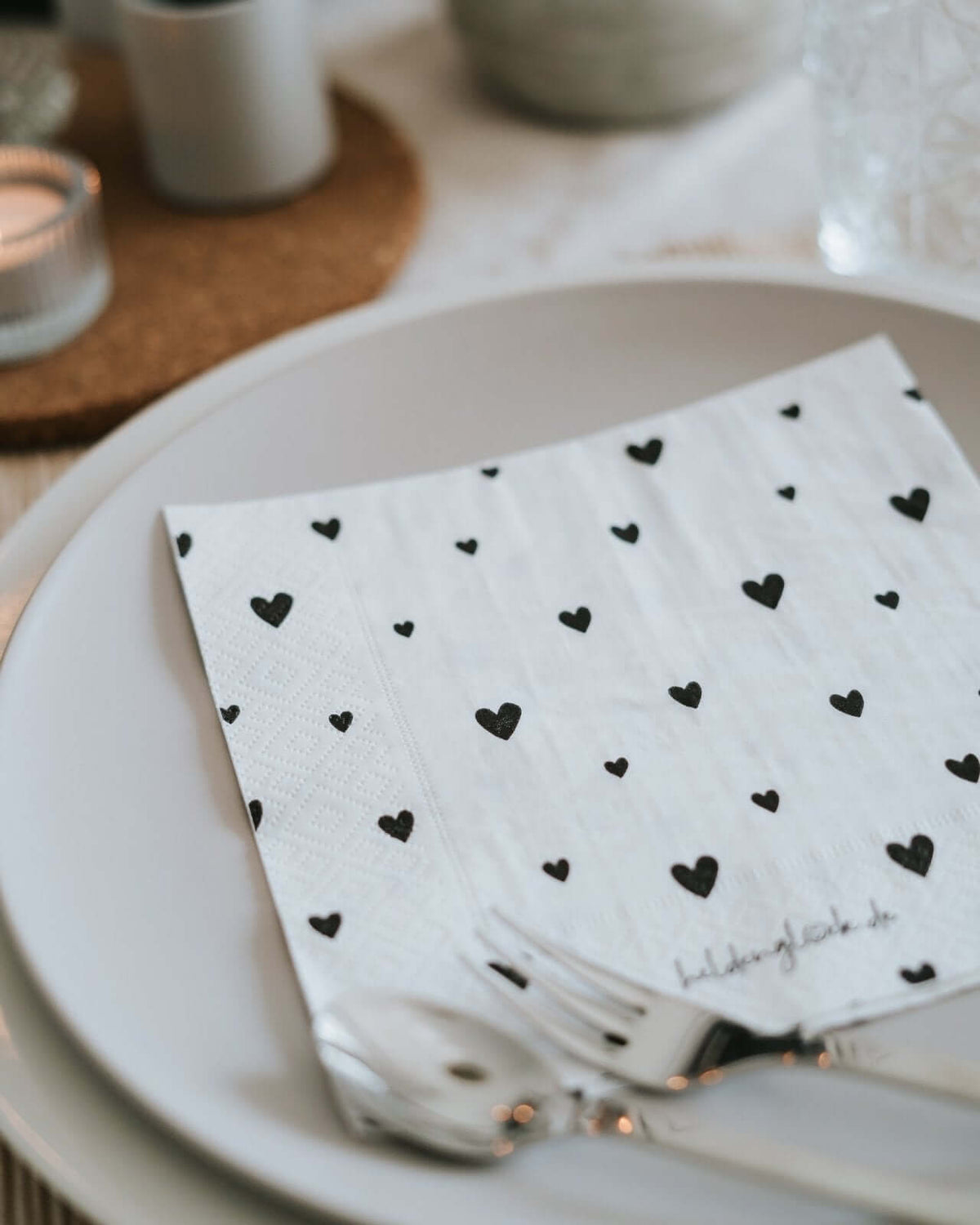 Serviette mit Spruch oder Motiv Von Liebe allein in schwarz weiss