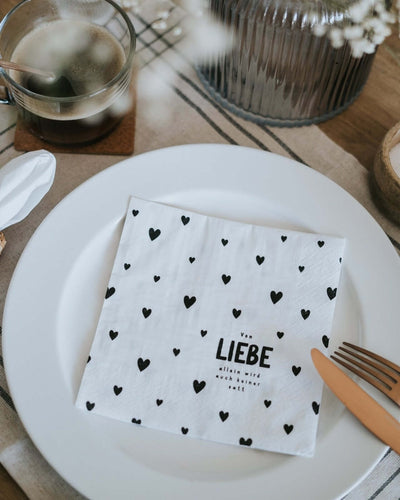Serviette mit Spruch oder Motiv Von Liebe allein in schwarz weiss