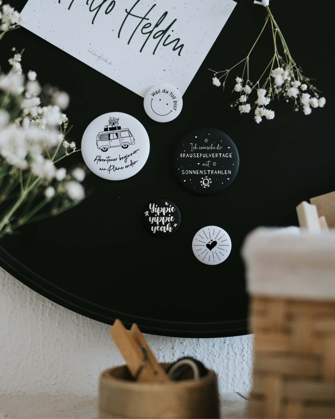 Magnete mit Spruch oder Motiv Abenteuer beginnen · groß in schwarz weiss