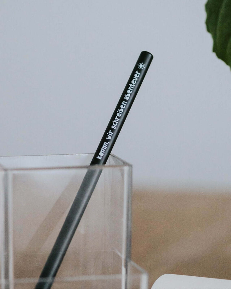 Bleistift mit Spruch oder Motiv Abenteuer in schwarz weiss