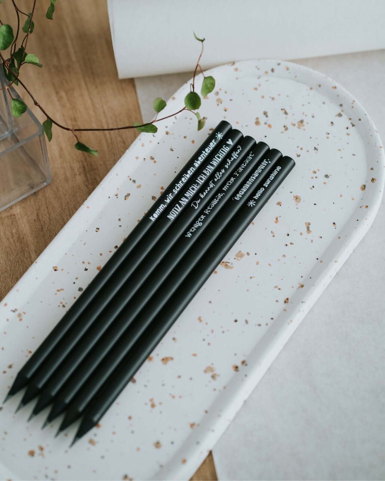 Bleistift mit Spruch oder Motiv Abenteuer in schwarz weiss