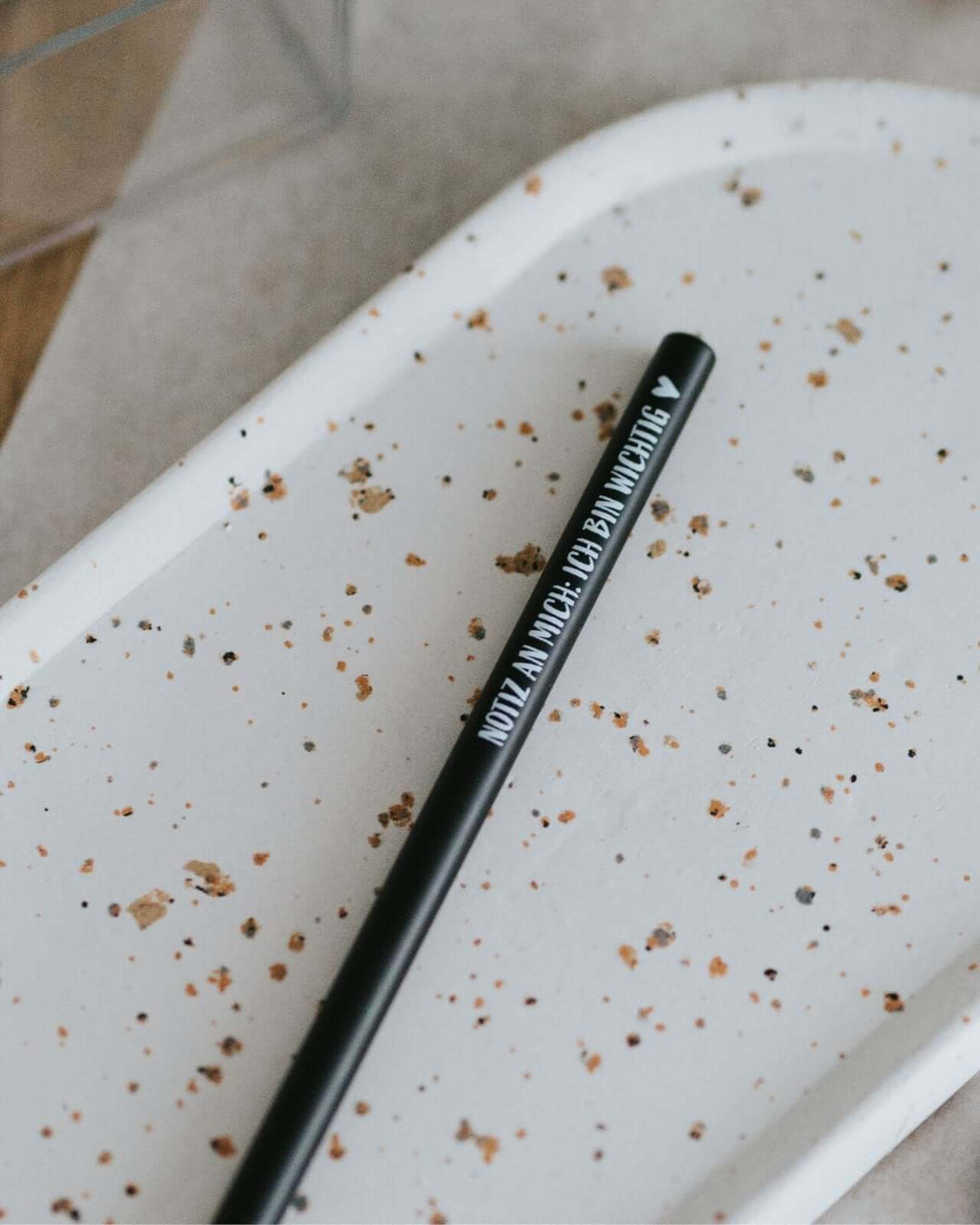 Bleistift mit Spruch oder Motiv Abenteuer in schwarz weiss
