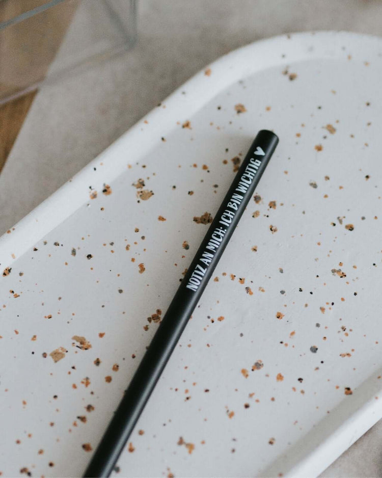 Bleistift mit Spruch oder Motiv Abenteuer in schwarz weiss