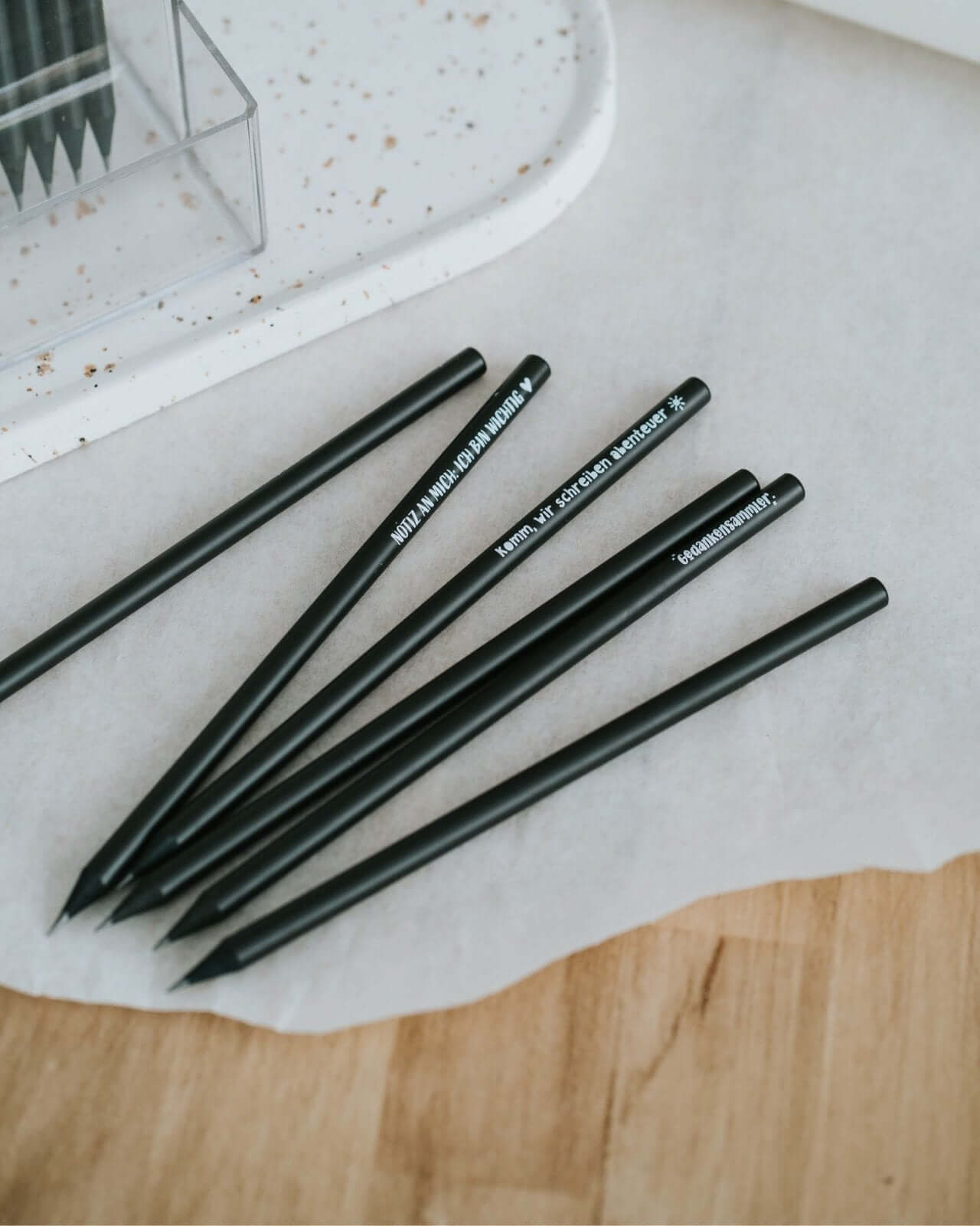Bleistift mit Spruch oder Motiv Abenteuer in schwarz weiss