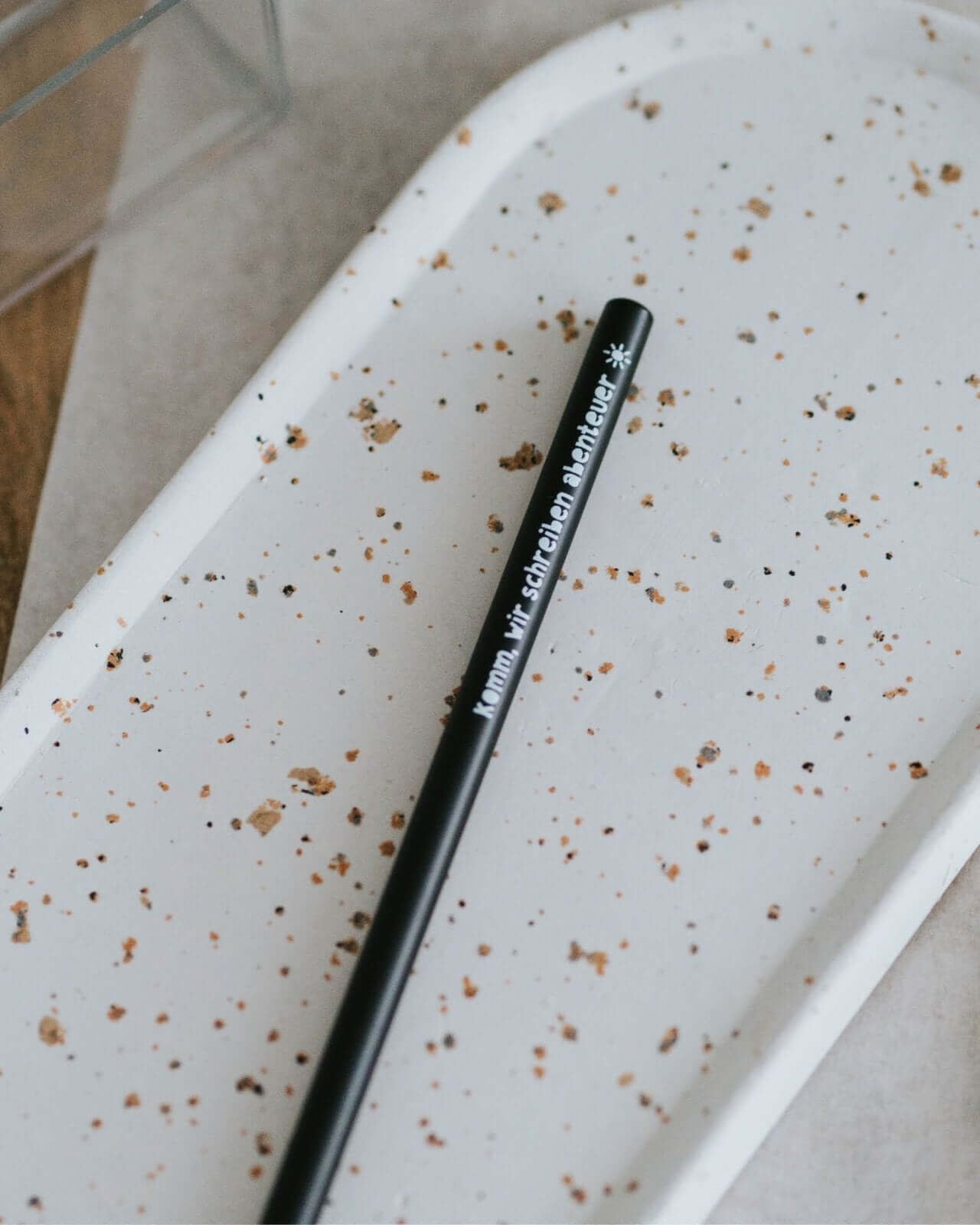 Bleistift mit Spruch oder Motiv Abenteuer in schwarz weiss