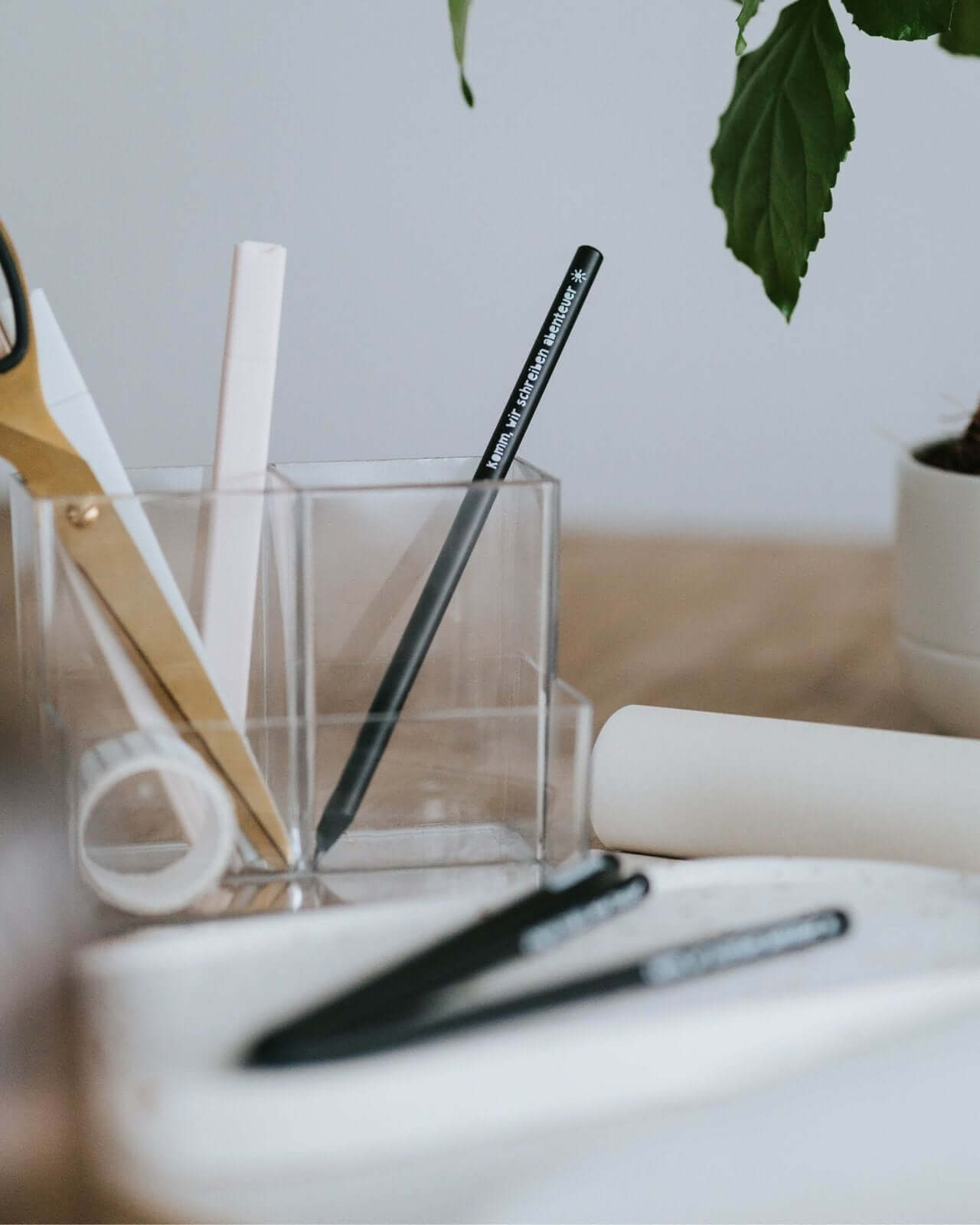 Bleistift mit Spruch oder Motiv Abenteuer in schwarz weiss