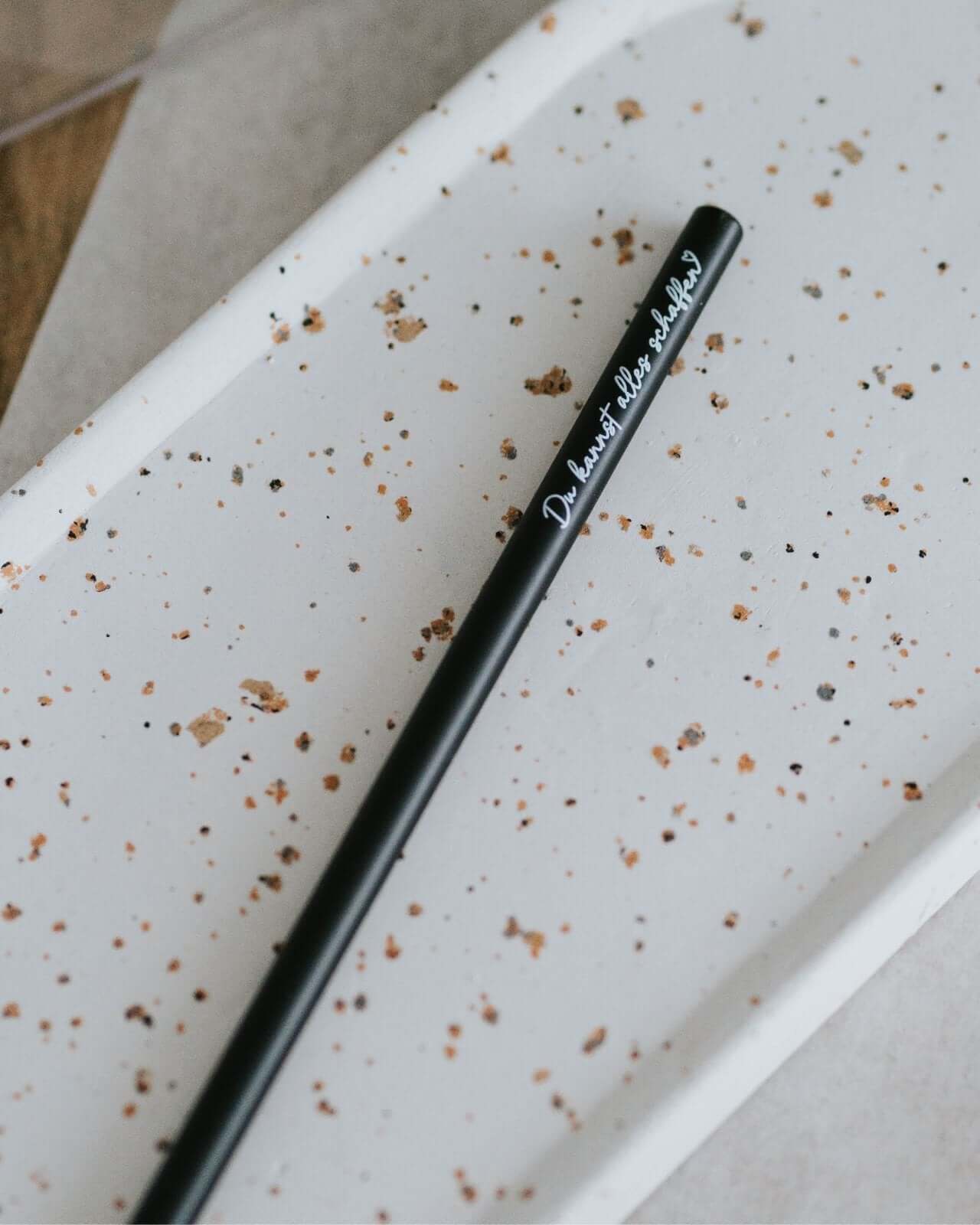 Bleistift mit Spruch oder Motiv Abenteuer in schwarz weiss