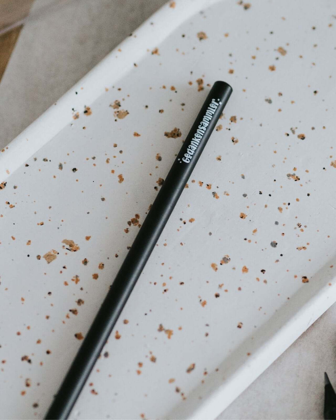 Bleistift mit Spruch oder Motiv Abenteuer in schwarz weiss