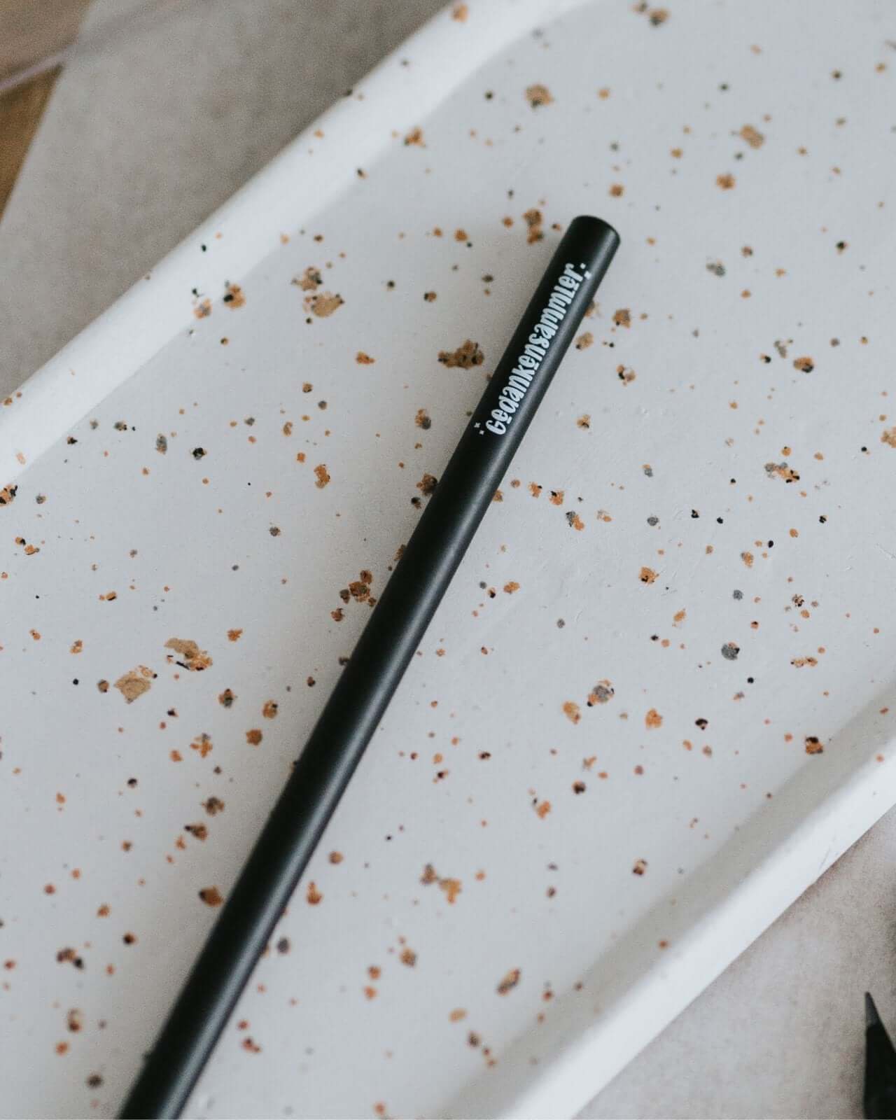 Bleistift mit Spruch oder Motiv Abenteuer in schwarz weiss
