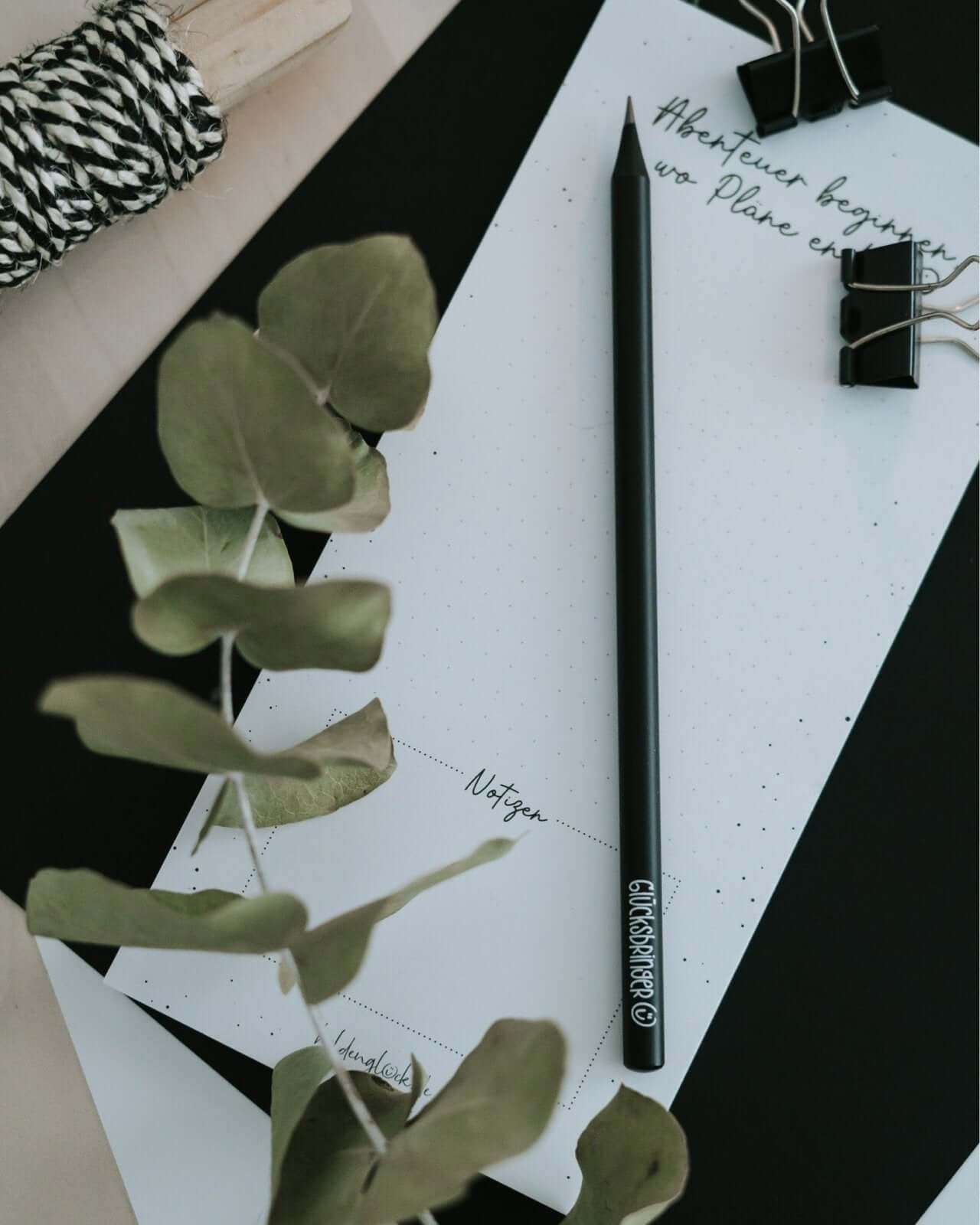 Bleistift mit Spruch oder Motiv Abenteuer in schwarz weiss