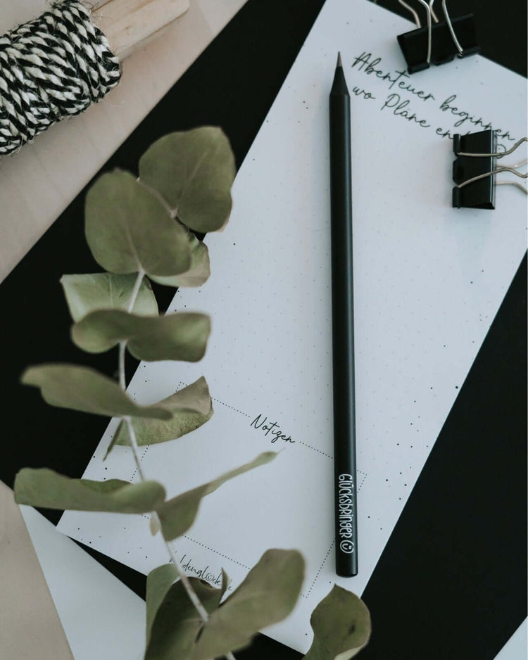 Bleistift mit Spruch oder Motiv Abenteuer in schwarz weiss