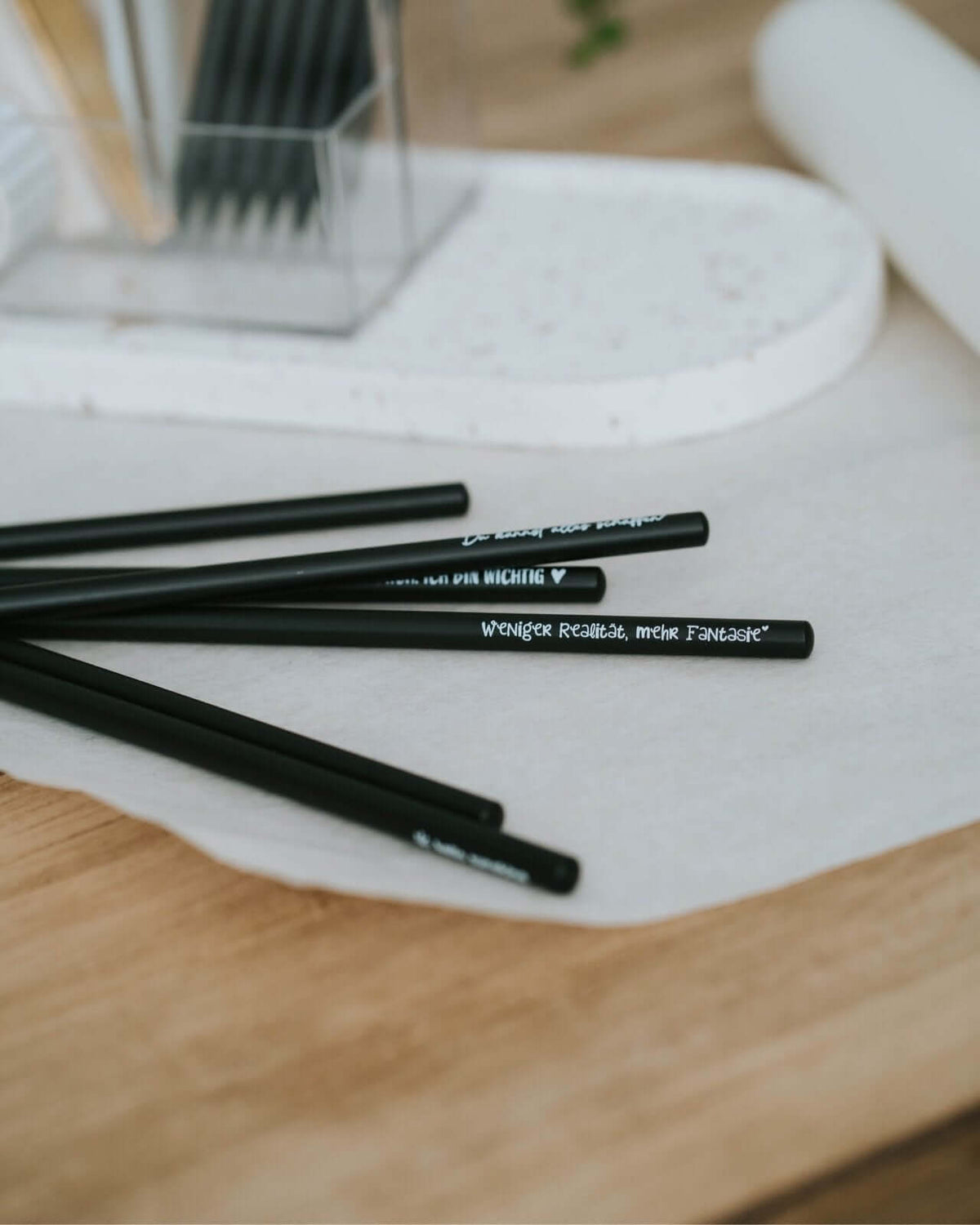 Bleistift mit Spruch oder Motiv Mehr Fantasie in schwarz weiss