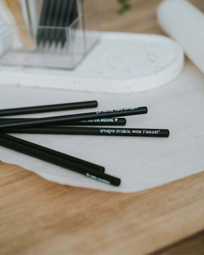 Bleistift mit Spruch oder Motiv Mehr Fantasie in schwarz weiss