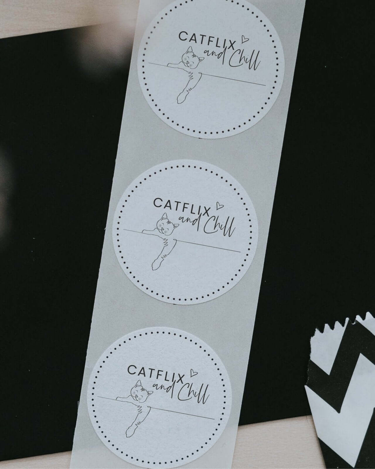 Aufkleber mit Spruch oder Motiv Catflix in schwarz weiss
