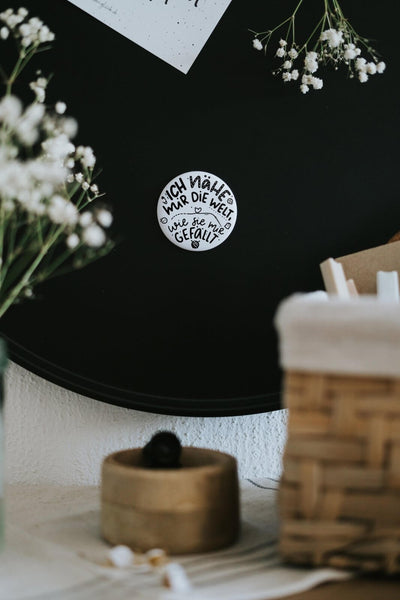 Magnete mit Spruch oder Motiv Ich nähe mir die Welt · groß in schwarz weiss