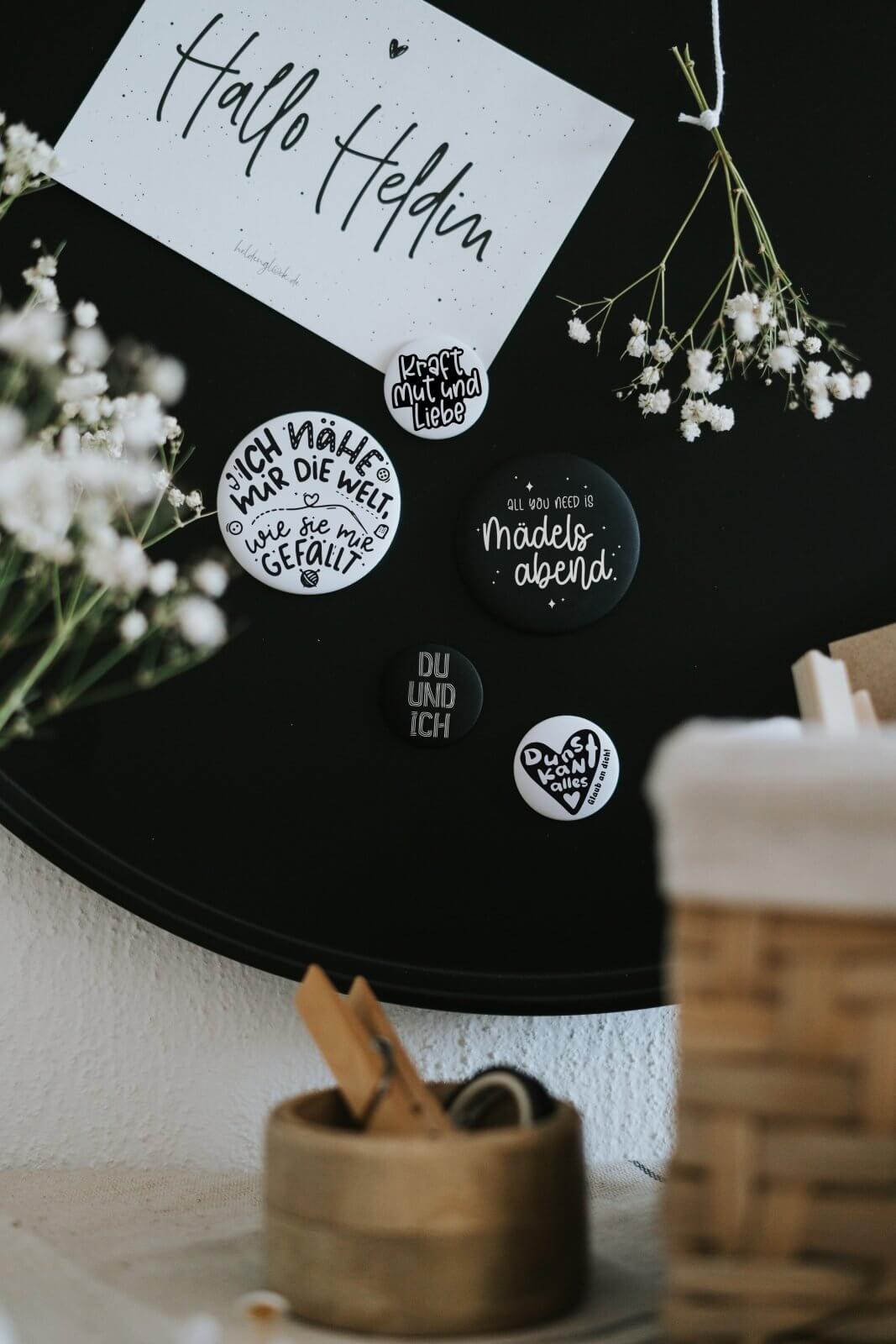 Magnete mit Spruch oder Motiv Ich nähe mir die Welt · groß in schwarz weiss