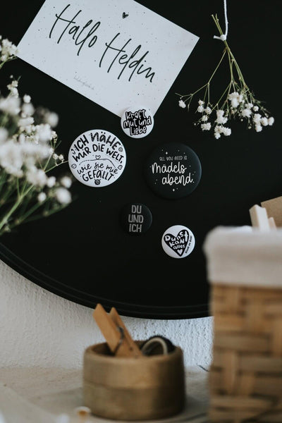 Magnete mit Spruch oder Motiv Ich nähe mir die Welt · groß in schwarz weiss