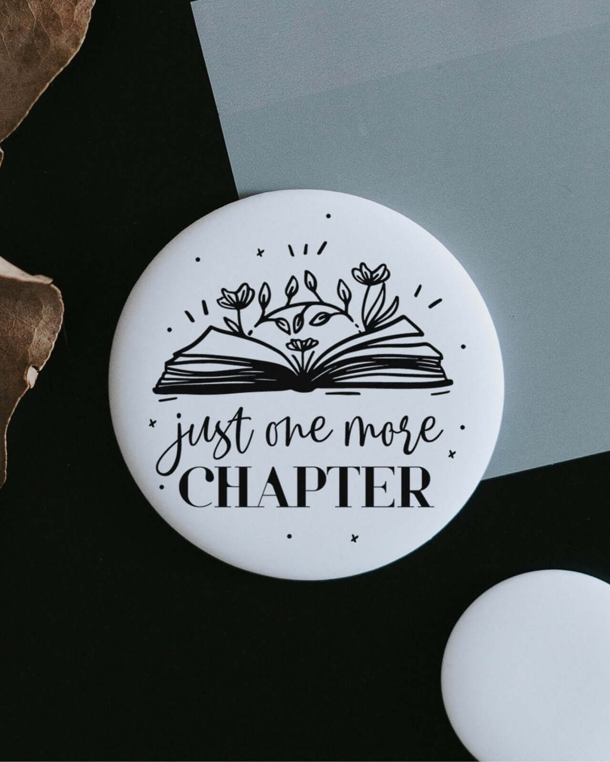 Magnete mit Spruch oder Motiv One more chapter · groß in schwarz weiss