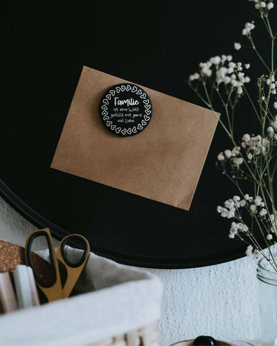 Magnete mit Spruch oder Motiv Familie mit ganz viel Liebe · groß in schwarz weiss