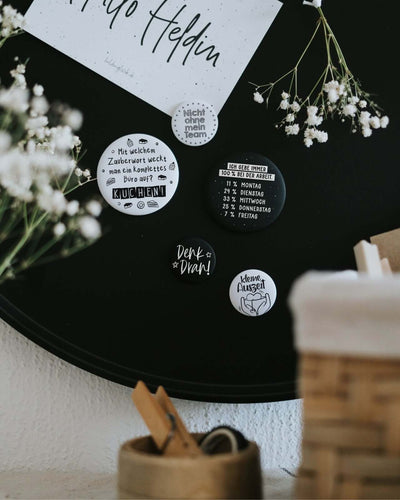 Magnete mit Spruch oder Motiv Hunderprozent bei der Arbeit · groß in schwarz weiss