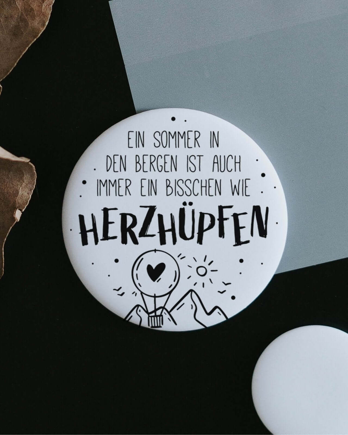 Magnete mit Spruch oder Motiv Sommer in den Bergen · groß in schwarz weiss