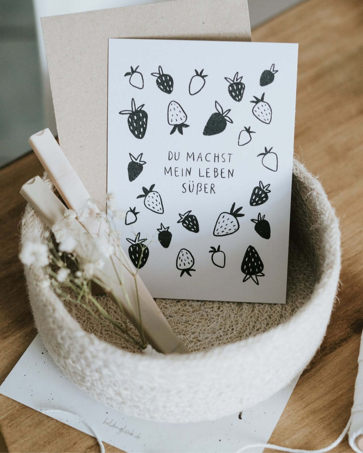Postkarte mit Spruch und motiv Süßes Leben in schwarz weiss