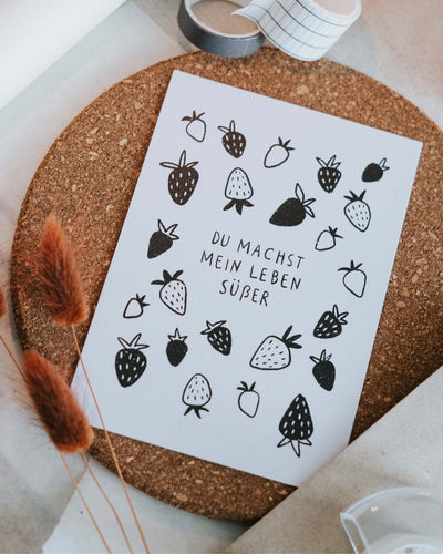 Postkarte mit Spruch und motiv Süßes Leben in schwarz weiss