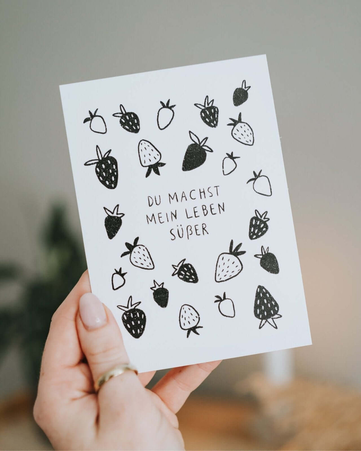 Postkarte mit Spruch und motiv Süßes Leben in schwarz weiss
