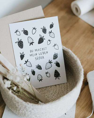 Postkarte mit Spruch und motiv Süßes Leben in schwarz weiss