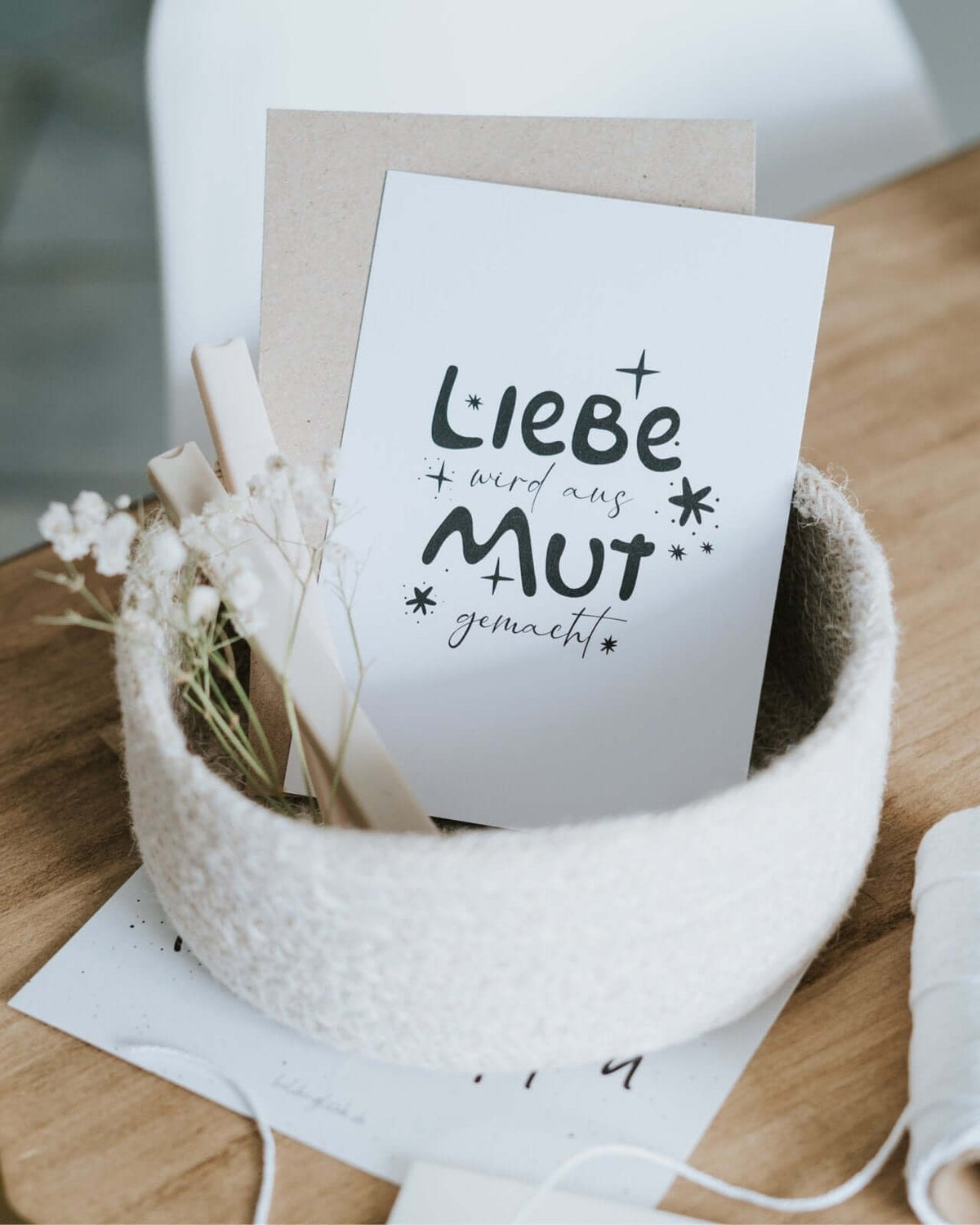 Postkarte mit Spruch und motiv Liebe und Mut in schwarz weiss