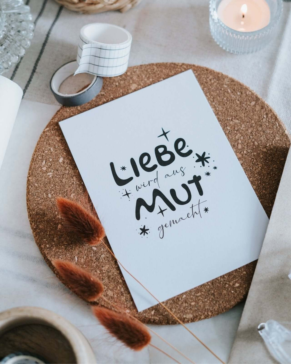 Postkarte mit Spruch und motiv Liebe und Mut in schwarz weiss